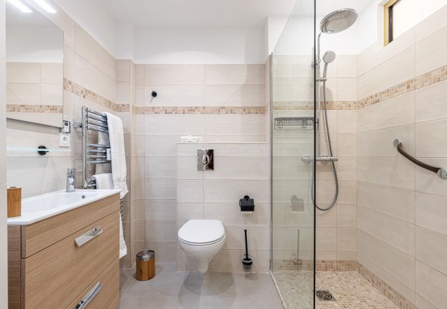 Appartement à Nice - Grand 2 pieces - Tramway - Terrasse - Belle renovation. Appartement à Nice - Grand 2 pieces - Tramway - Terrasse - Belle renovation.