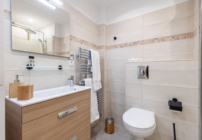 Appartement à Nice - Grand 2 pieces - Tramway - Terrasse - Belle renovation. Appartement à Nice - Grand 2 pieces - Tramway - Terrasse - Belle renovation.