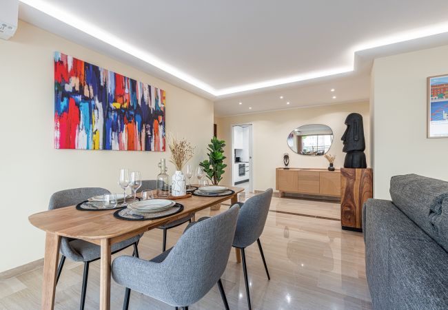 Appartement à Nice - Grand 2 pieces - Tramway - Terrasse - Belle renovation. Appartement à Nice - Grand 2 pieces - Tramway - Terrasse - Belle renovation.