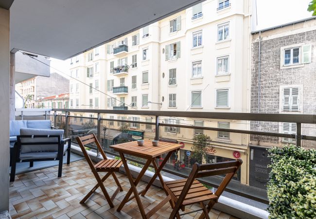 Appartement à Nice - Grand 2 pieces - Tramway - Terrasse - Belle renovation. Appartement à Nice - Grand 2 pieces - Tramway - Terrasse - Belle renovation.
