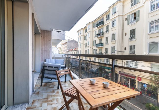 Appartement à Nice - Grand 2 pieces - Tramway - Terrasse - Belle renovation. Appartement à Nice - Grand 2 pieces - Tramway - Terrasse - Belle renovation.