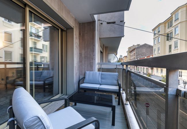 Appartement à Nice - Grand 2 pieces - Tramway - Terrasse - Belle renovation. Appartement à Nice - Grand 2 pieces - Tramway - Terrasse - Belle renovation.