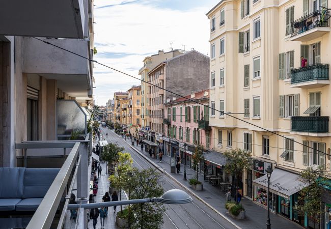Appartement à Nice - Grand 2 pieces - Tramway - Terrasse - Belle renovation. Appartement à Nice - Grand 2 pieces - Tramway - Terrasse - Belle renovation.