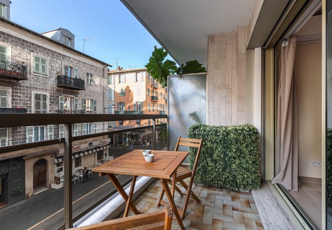 Appartement à Nice - Grand 2 pieces - Tramway - Terrasse - Belle renovation. Appartement à Nice - Grand 2 pieces - Tramway - Terrasse - Belle renovation.