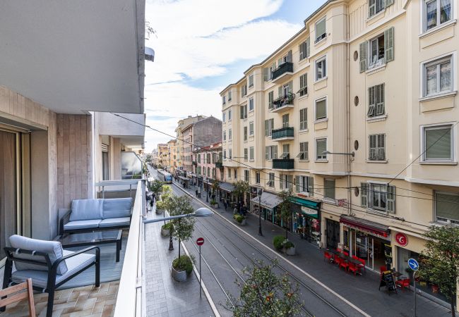 Appartement à Nice - Grand 2 pieces - Tramway - Terrasse - Belle renovation. Appartement à Nice - Grand 2 pieces - Tramway - Terrasse - Belle renovation.