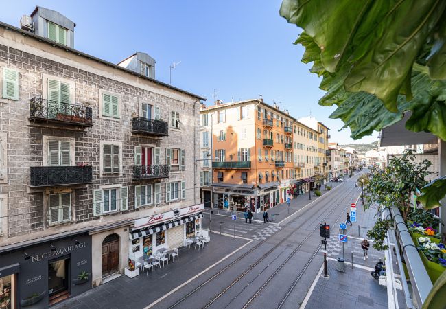 Appartement à Nice - Grand 2 pieces - Tramway - Terrasse - Belle renovation. Appartement à Nice - Grand 2 pieces - Tramway - Terrasse - Belle renovation.