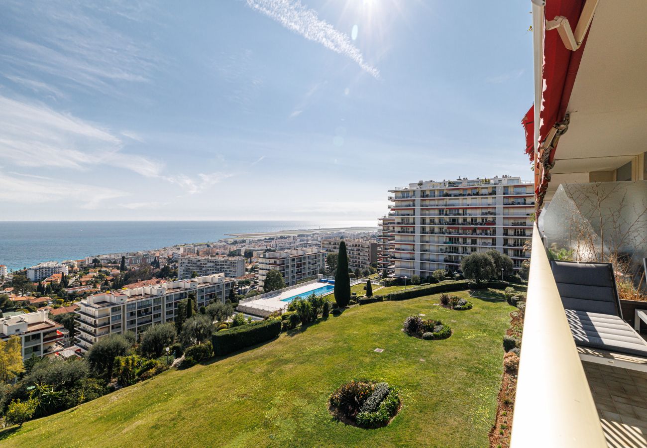 Appartement à Nice - Spacieux 2P avec Terrasse - Magnifique vue mer dégagée  Appartement à Nice - Spacieux 2P avec Terrasse - Magnifique vue mer dégagée