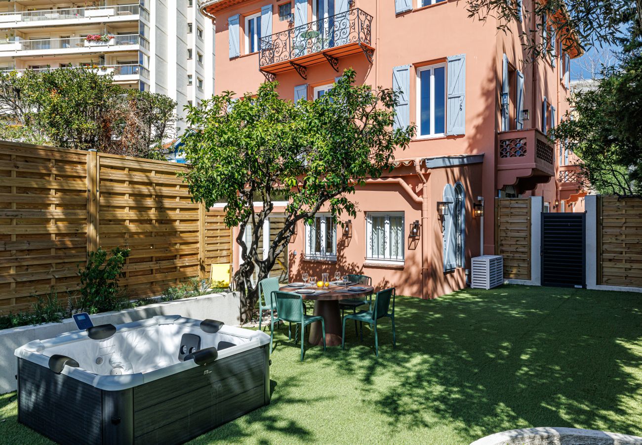 Appartement à Nice - Un havre de paix climatisé avec jardin et jacuzzi Appartement à Nice - Un havre de paix climatisé avec jardin et jacuzzi