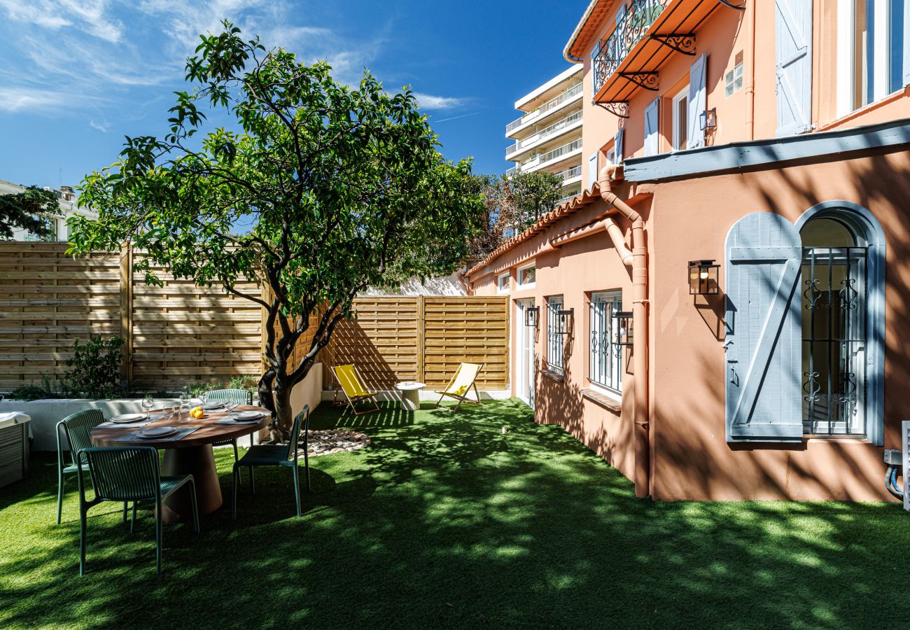 Appartement à Nice - Un havre de paix climatisé avec jardin et jacuzzi Appartement à Nice - Un havre de paix climatisé avec jardin et jacuzzi