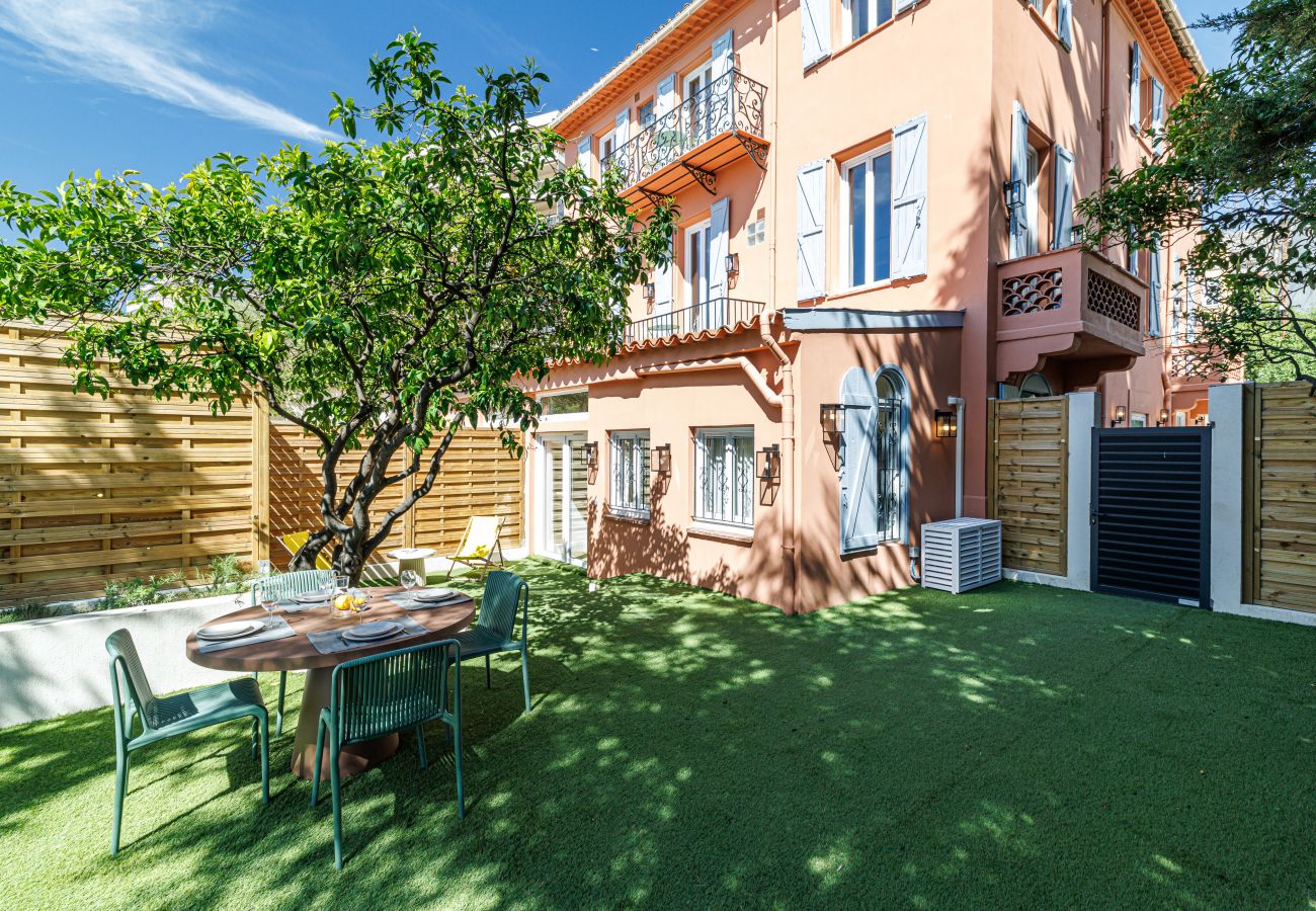 Appartement à Nice - Un havre de paix climatisé avec jardin et jacuzzi Appartement à Nice - Un havre de paix climatisé avec jardin et jacuzzi