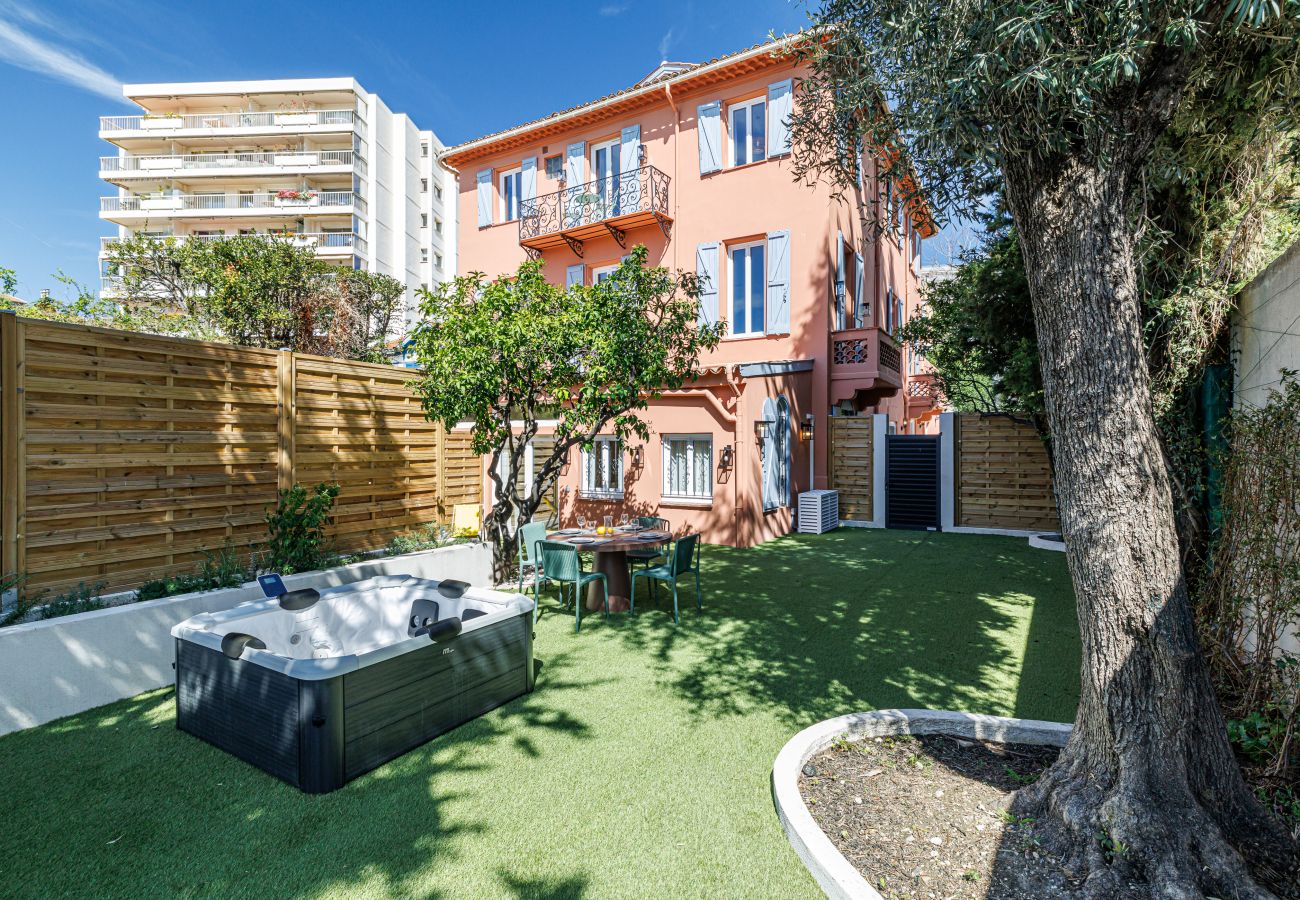 Appartement à Nice - Un havre de paix climatisé avec jardin et jacuzzi Appartement à Nice - Un havre de paix climatisé avec jardin et jacuzzi