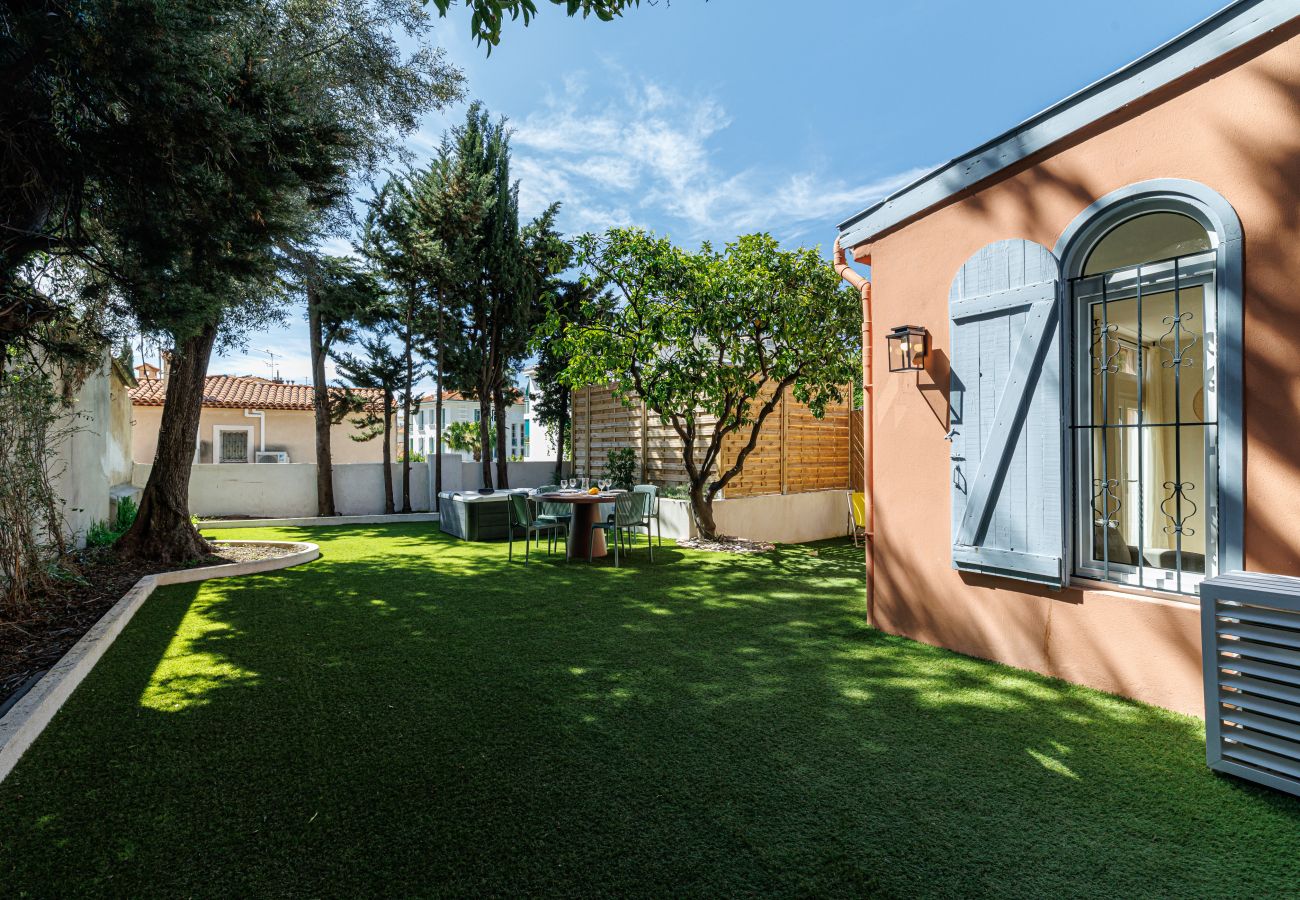 Appartement à Nice - Un havre de paix climatisé avec jardin et jacuzzi Appartement à Nice - Un havre de paix climatisé avec jardin et jacuzzi