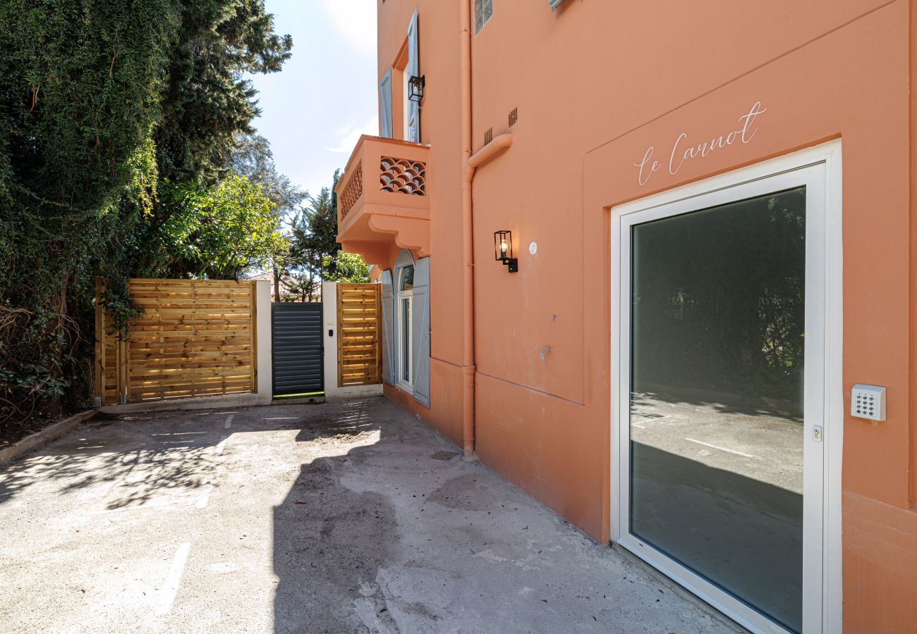 Appartement à Nice - Un havre de paix climatisé avec jardin et jacuzzi Appartement à Nice - Un havre de paix climatisé avec jardin et jacuzzi