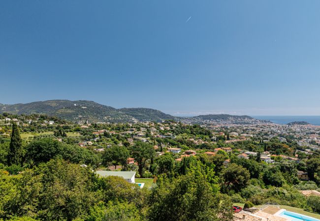 Villa à Nice - Villa conviviale à Nice – Superbe vue, piscine et jeux en plein air Villa à Nice - Villa conviviale à Nice – Superbe vue, piscine et jeux en plein air