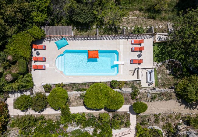 Villa à Nice - Villa conviviale à Nice – Superbe vue, piscine et jeux en plein air Villa à Nice - Villa conviviale à Nice – Superbe vue, piscine et jeux en plein air