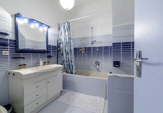 Villa à Nice - Villa conviviale à Nice – Superbe vue, piscine et jeux en plein air Villa à Nice - Villa conviviale à Nice – Superbe vue, piscine et jeux en plein air