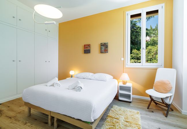 Villa à Nice - Villa conviviale à Nice – Superbe vue, piscine et jeux en plein air Villa à Nice - Villa conviviale à Nice – Superbe vue, piscine et jeux en plein air