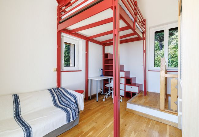 Villa à Nice - Villa conviviale à Nice – Superbe vue, piscine et jeux en plein air Villa à Nice - Villa conviviale à Nice – Superbe vue, piscine et jeux en plein air