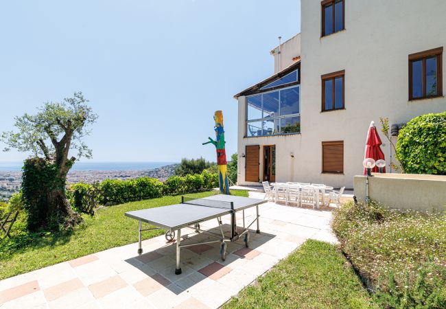 Villa à Nice - Villa conviviale à Nice – Superbe vue, piscine et jeux en plein air Villa à Nice - Villa conviviale à Nice – Superbe vue, piscine et jeux en plein air