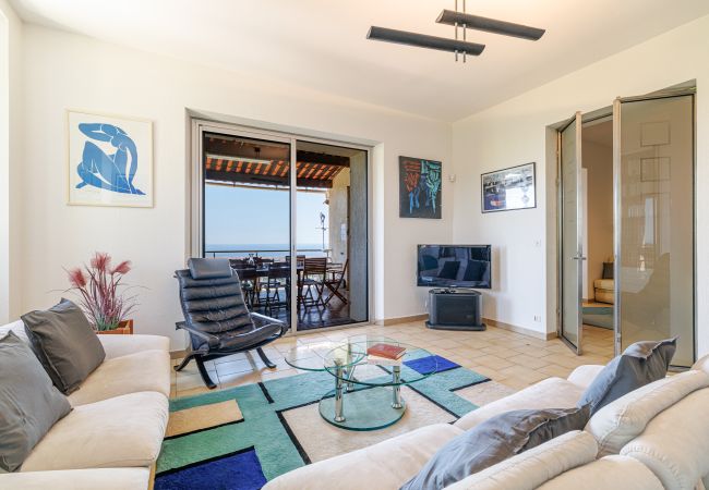 Villa à Nice - Villa conviviale à Nice – Superbe vue, piscine et jeux en plein air Villa à Nice - Villa conviviale à Nice – Superbe vue, piscine et jeux en plein air