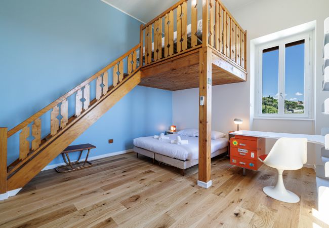 Villa à Nice - Villa conviviale à Nice – Superbe vue, piscine et jeux en plein air Villa à Nice - Villa conviviale à Nice – Superbe vue, piscine et jeux en plein air