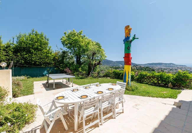 Villa à Nice - Villa conviviale à Nice – Superbe vue, piscine et jeux en plein air Villa à Nice - Villa conviviale à Nice – Superbe vue, piscine et jeux en plein air