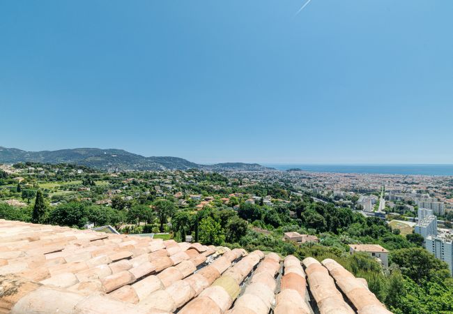 Villa à Nice - Villa conviviale à Nice – Superbe vue, piscine et jeux en plein air Villa à Nice - Villa conviviale à Nice – Superbe vue, piscine et jeux en plein air