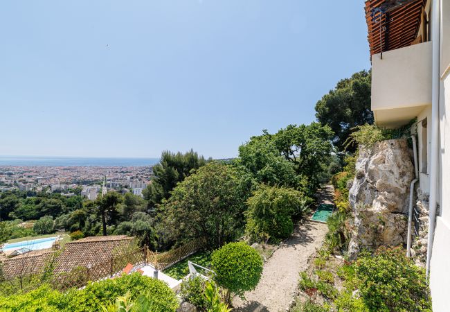 Villa à Nice - Villa conviviale à Nice – Superbe vue, piscine et jeux en plein air Villa à Nice - Villa conviviale à Nice – Superbe vue, piscine et jeux en plein air