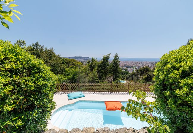 Villa à Nice - Villa conviviale à Nice – Superbe vue, piscine et jeux en plein air Villa à Nice - Villa conviviale à Nice – Superbe vue, piscine et jeux en plein air
