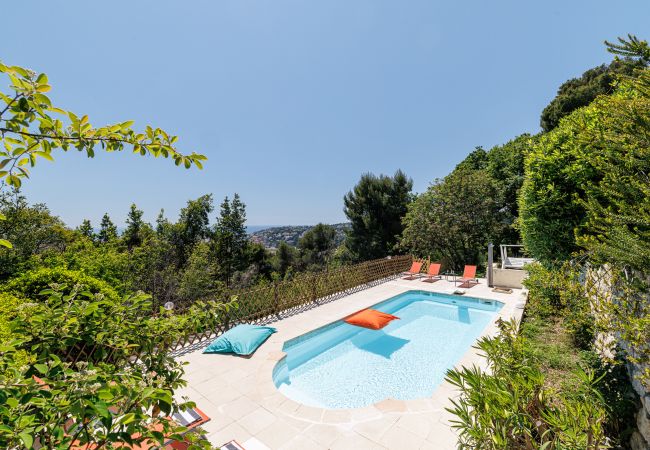 Villa à Nice - Villa conviviale à Nice – Superbe vue, piscine et jeux en plein air Villa à Nice - Villa conviviale à Nice – Superbe vue, piscine et jeux en plein air