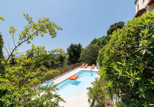 Villa à Nice - Villa conviviale à Nice – Superbe vue, piscine et jeux en plein air Villa à Nice - Villa conviviale à Nice – Superbe vue, piscine et jeux en plein air