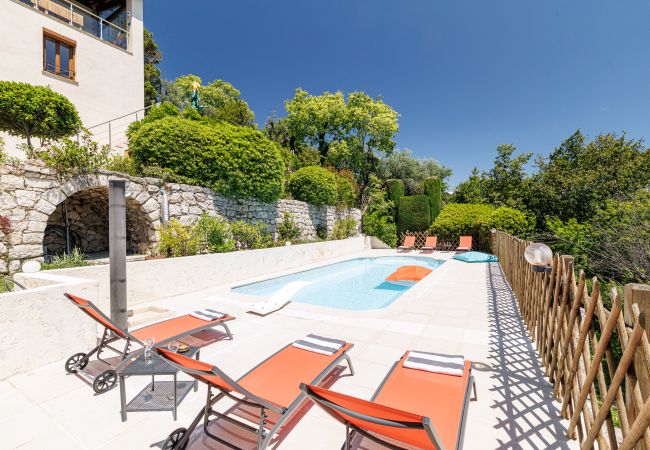 Villa à Nice - Villa conviviale à Nice – Superbe vue, piscine et jeux en plein air Villa à Nice - Villa conviviale à Nice – Superbe vue, piscine et jeux en plein air