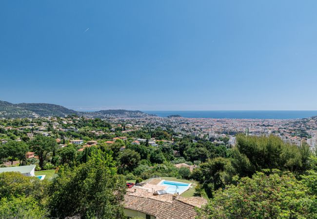 Villa à Nice - Villa conviviale à Nice – Superbe vue, piscine et jeux en plein air Villa à Nice - Villa conviviale à Nice – Superbe vue, piscine et jeux en plein air