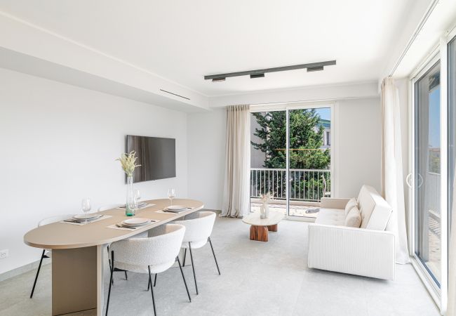 Appartement à Nice - Superbe 3 pièces rénové à Nice Cimiez – Calme & confort Appartement à Nice - Superbe 3 pièces rénové à Nice Cimiez – Calme & confort
