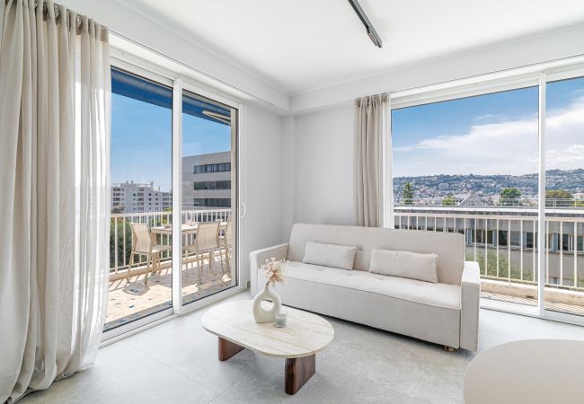 Appartement à Nice - Superbe 3 pièces rénové à Nice Cimiez – Calme & confort Appartement à Nice - Superbe 3 pièces rénové à Nice Cimiez – Calme & confort