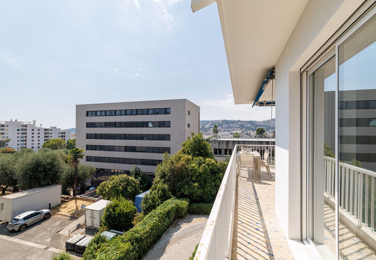 Appartement à Nice - Superbe 3 pièces rénové à Nice Cimiez – Calme & confort Appartement à Nice - Superbe 3 pièces rénové à Nice Cimiez – Calme & confort