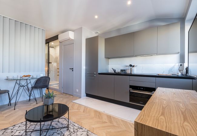 Apartment in Nice - Top floor Lift - 1 min. Beach and Pedestrian Area Apartment in Nice - Top floor Lift - 1 min. Beach and Pedestrian Area