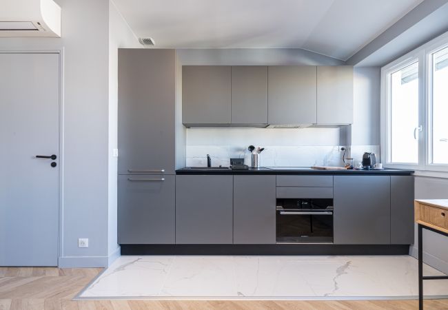 Apartment in Nice - Top floor Lift - 1 min. Beach and Pedestrian Area Apartment in Nice - Top floor Lift - 1 min. Beach and Pedestrian Area