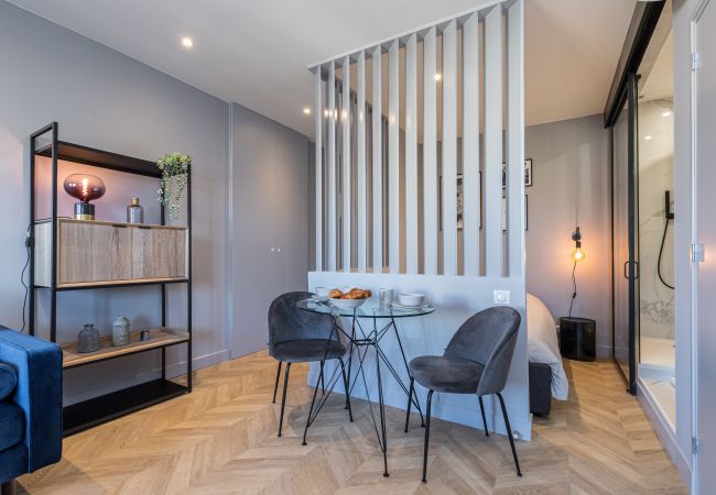 Apartment in Nice - Top floor Lift - 1 min. Beach and Pedestrian Area Apartment in Nice - Top floor Lift - 1 min. Beach and Pedestrian Area