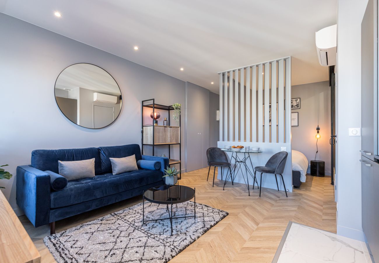 Apartment in Nice - Top floor Lift - 1 min. Beach and Pedestrian Area Apartment in Nice - Top floor Lift - 1 min. Beach and Pedestrian Area