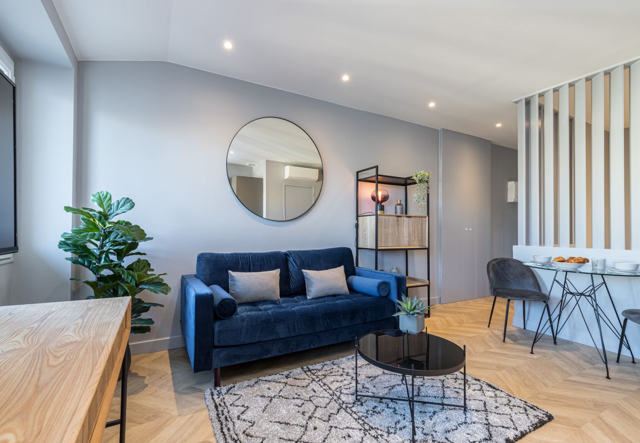 Apartment in Nice - Top floor Lift - 1 min. Beach and Pedestrian Area Apartment in Nice - Top floor Lift - 1 min. Beach and Pedestrian Area