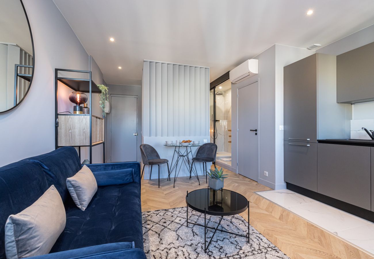 Apartment in Nice - Top floor Lift - 1 min. Beach and Pedestrian Area Apartment in Nice - Top floor Lift - 1 min. Beach and Pedestrian Area