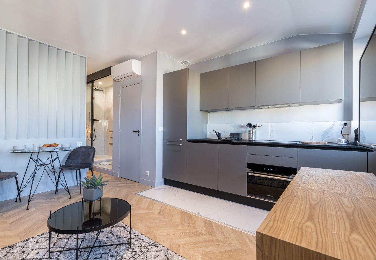 Apartment in Nice - Top floor Lift - 1 min. Beach and Pedestrian Area Apartment in Nice - Top floor Lift - 1 min. Beach and Pedestrian Area