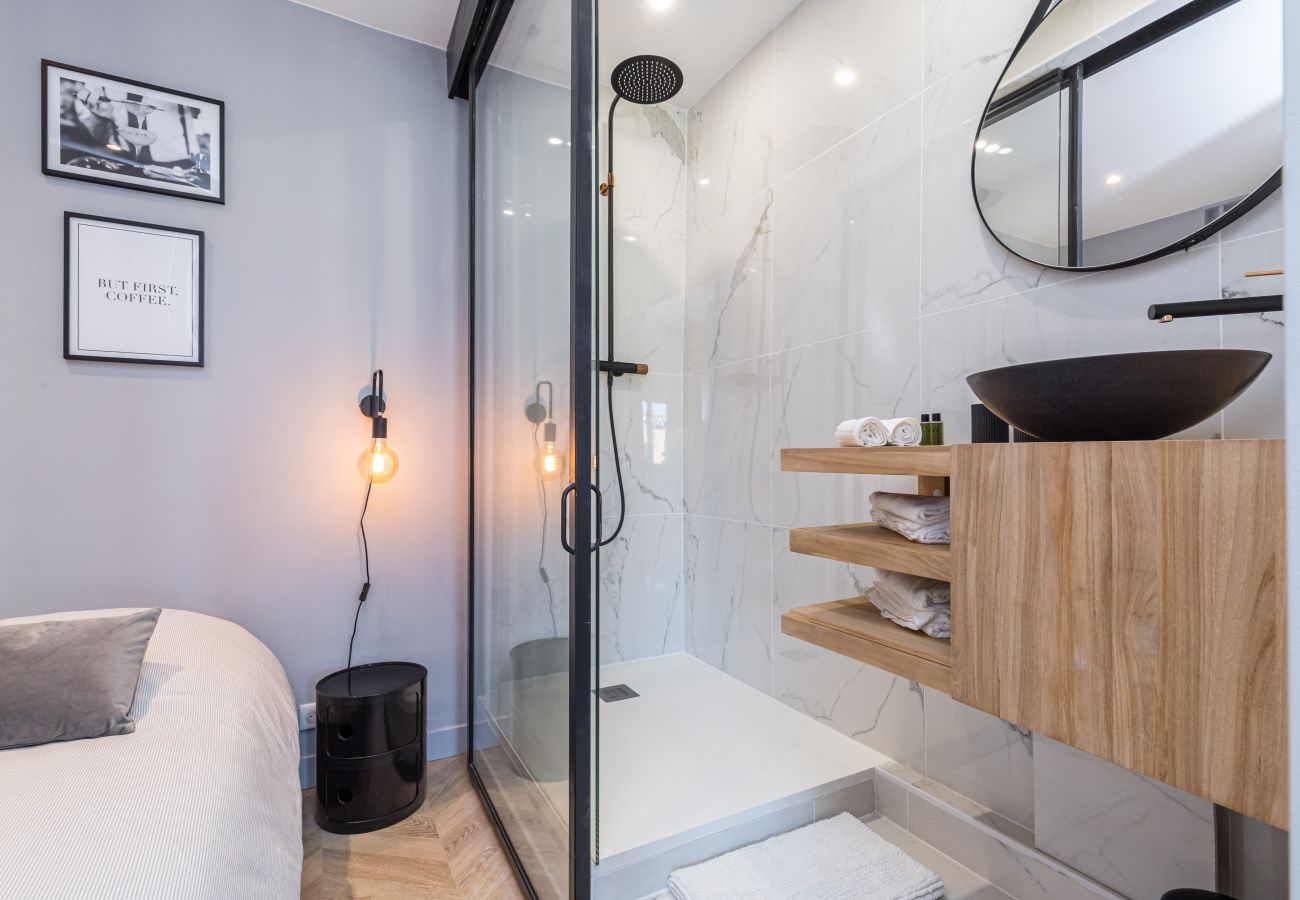 Apartment in Nice - Top floor Lift - 1 min. Beach and Pedestrian Area Apartment in Nice - Top floor Lift - 1 min. Beach and Pedestrian Area