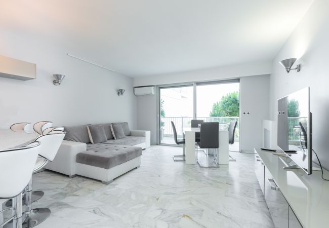  in Saint-Laurent-du-Var - Large flat facing the Port - 2min from the beaches - Air conditioned