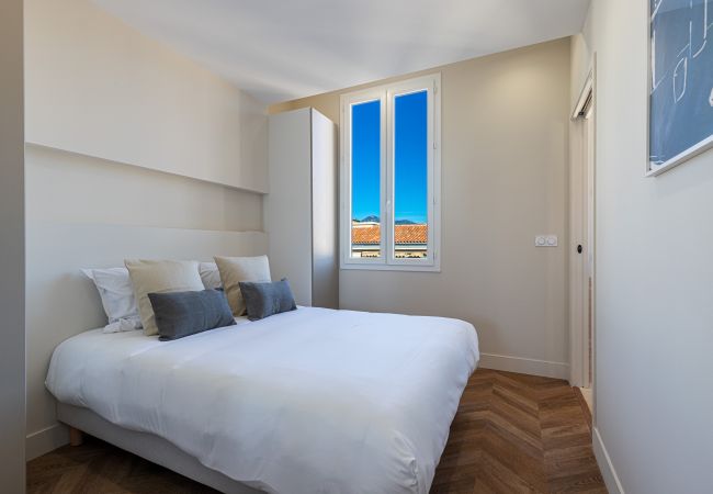 Apartment in Nice - Beautiful modern duplex facing the Port Apartment in Nice - Beautiful modern duplex facing the Port