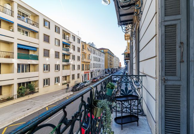Apartment in Nice - Spacious apartment - Port District - 6 people Apartment in Nice - Spacious apartment - Port District - 6 people