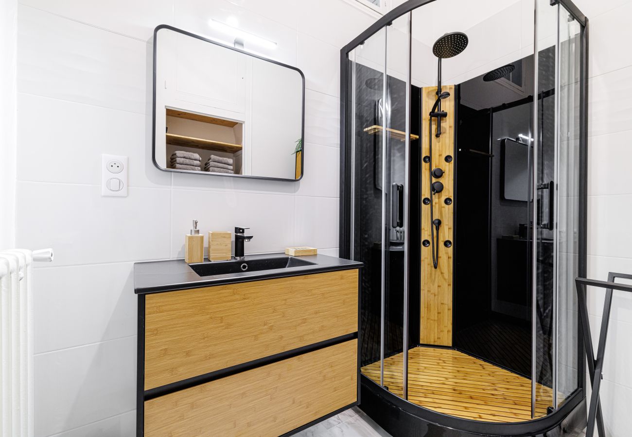 Apartment in Nice - Spacious apartment - Port District - 6 people Apartment in Nice - Spacious apartment - Port District - 6 people