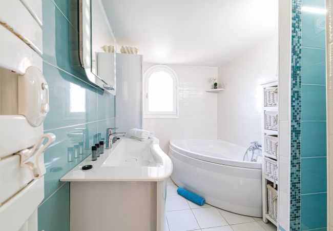 House in Aspremont - Provençal house with swimming pool - Stunning view House in Aspremont - Provençal house with swimming pool - Stunning view