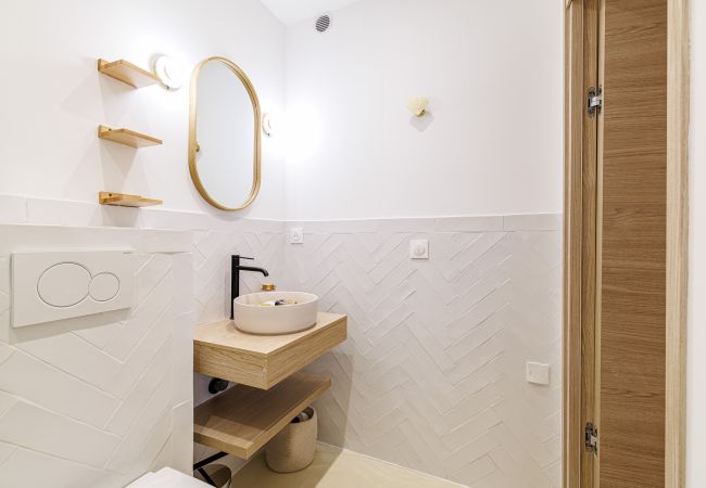 Apartment in Nice - An air-conditioned haven of peace with garden and jacuzzi. Apartment in Nice - An air-conditioned haven of peace with garden and jacuzzi.